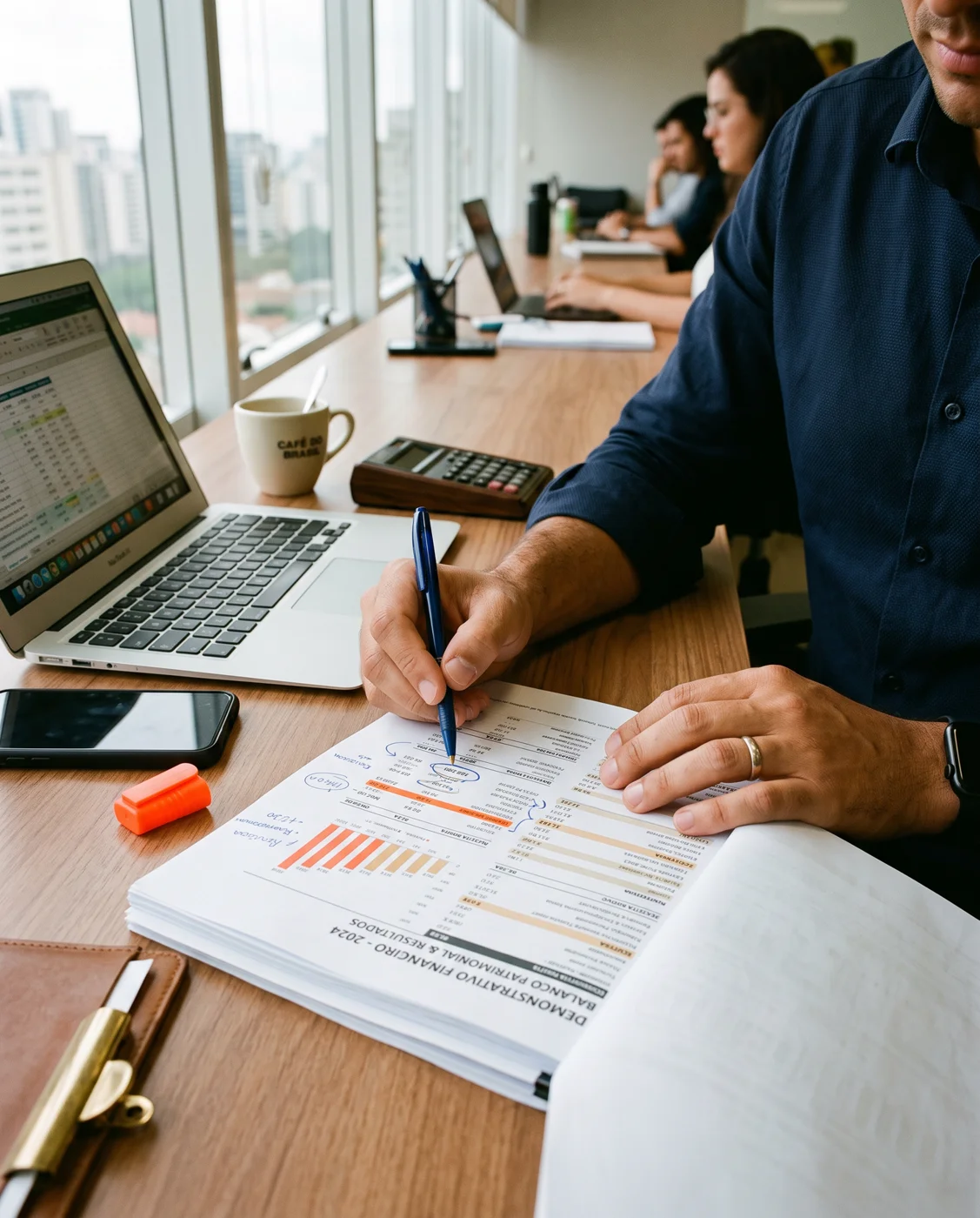 Análise de finanças e indicadores sobre uma mesa de trabalho
